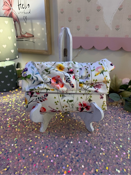 Jewel Badgley Mischka Handbags - NWT Jewel by Badgley Mischka Signature Bow Envelope Clutch in Floral Pattern